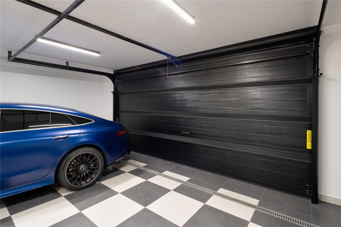 Interno garage con portone sezionale