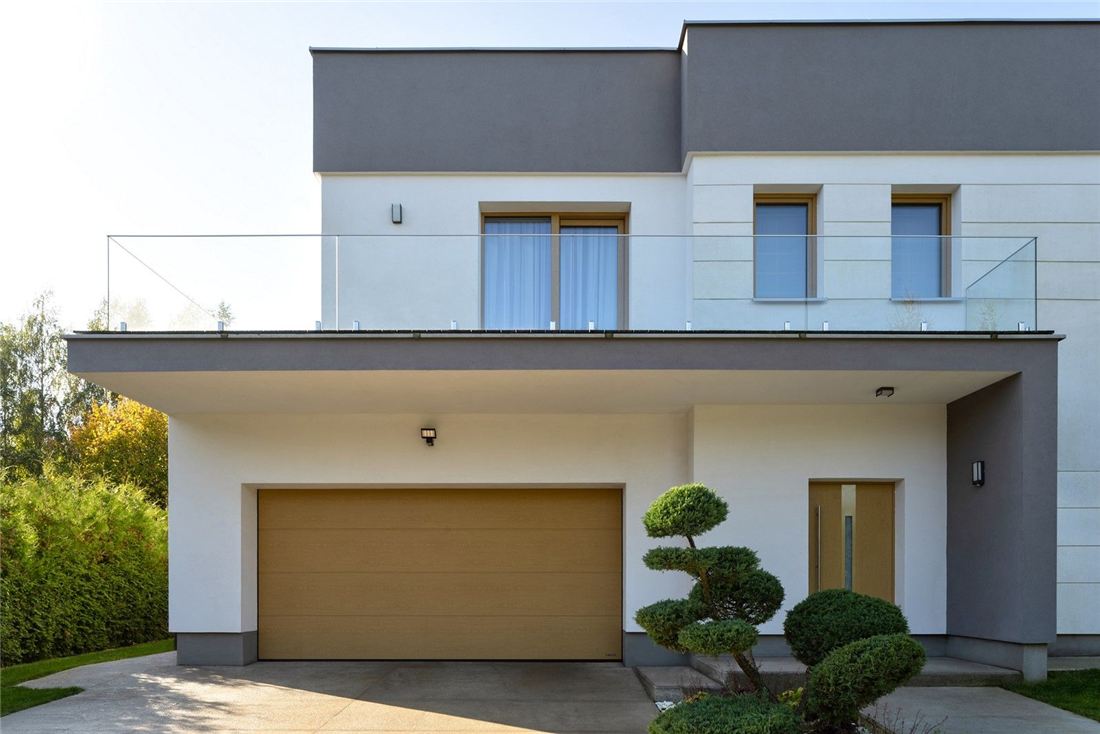 Portone sezionale effetto rovere dorato