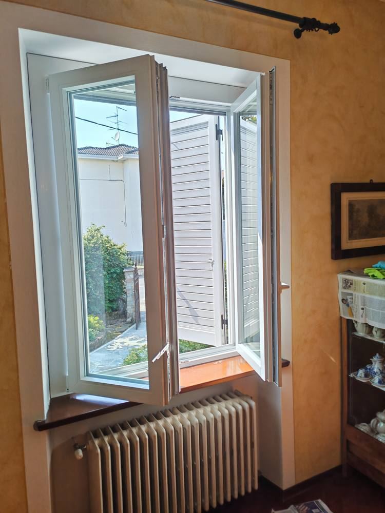 Finestra in PVC bianca con persiane